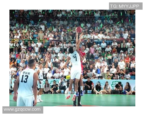 篮球球星走进足球场亲临比赛现场展现独特风采与激情